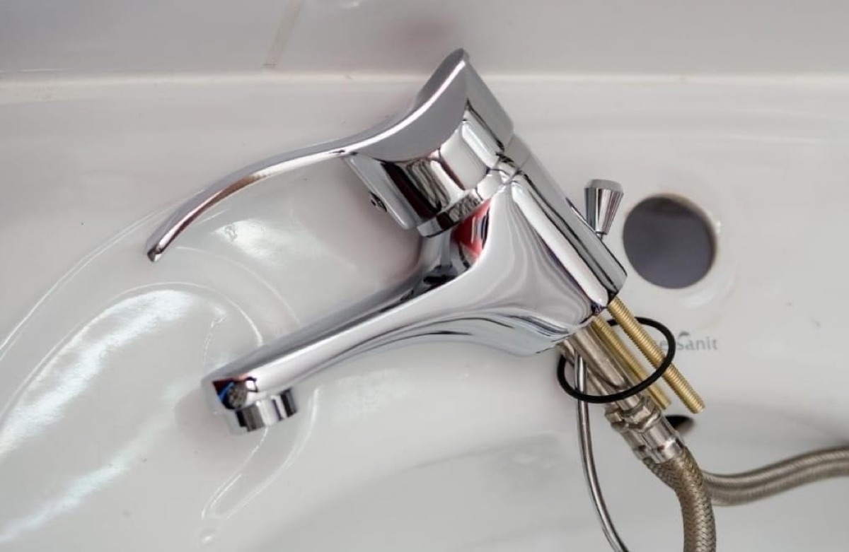 Mitigeur chromé posé sur un lavabo avant montage